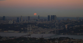 İstanbul'da eşsiz dolunay görüntüsü fotoğraflandı: İşte o anlar...