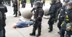 ABD'de Yaşlı Göstericiyi İten Polislere Destek İstifası