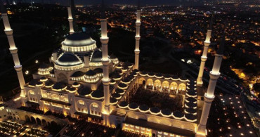 Büyük Çamlıca Camii'de Tarihi Kalabalık