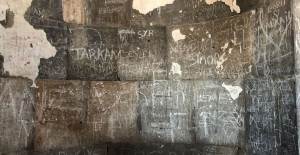 Ani'de Tarihi Yapıtların Duvarları Yazı Alanı Oldu
