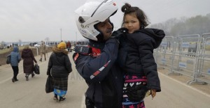 Jandarma, Sınırda Kalan Göçmen Çocuklara Merhamet Kucağı Açıyor