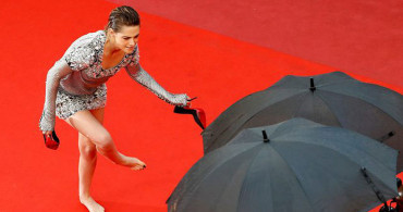 Ünlü İsim Cannes'ta Verdiği Çıplak Ayaklı Pozla Cesaretine Hayran Bıraktı