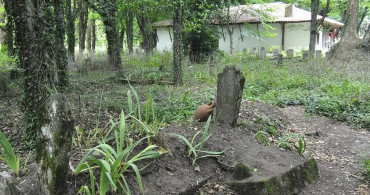 Mezarlıktaki 50 yıllık gizem görenleri hayrete düşürüyor