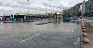 Kadıköy'de İSKİ Ekipleri Atık Su Borusunu Patlattı