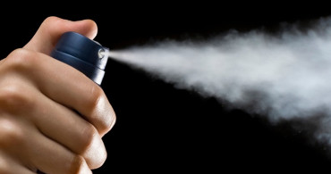 Yüzünüzün Parlamasını Önlemek İçin Deodorant Kullanın