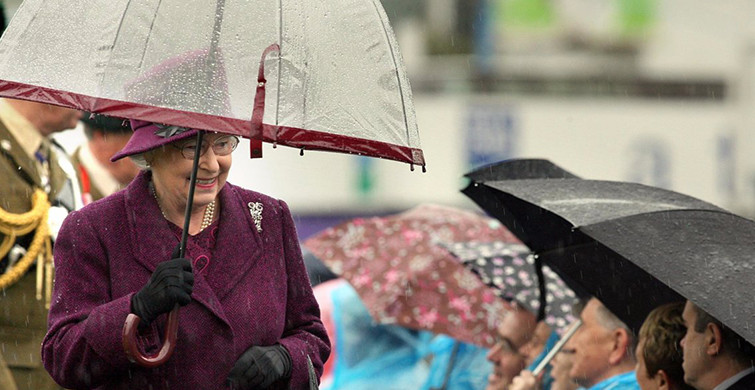 Kraliçe Elizabeth'in Renk Konusunda Takıntılı Olduğunu Kanıtlayan 15 Fotoğraf
