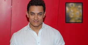 Aamir Khan Un Paketlerinin İçine Para Koyup İhtiyaç Sahiplerine Dağıttı