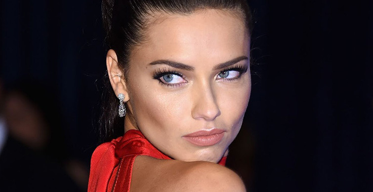 Adriana Lima'dan Günaydın Pozu