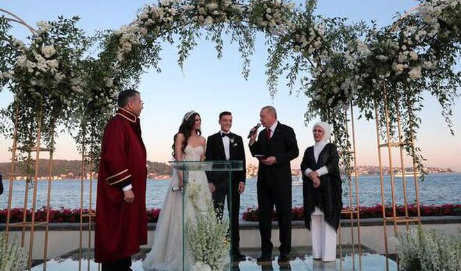 Amine Gülşe ile Mesut Özil'in Düğününde Ünlü Geçidi