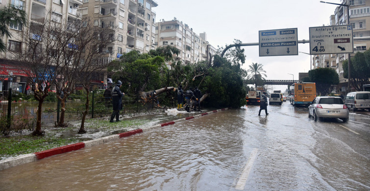 Antalya'da Beklenen Oldu! Fırtına ve Sağanak Etkisni Gösterdi
