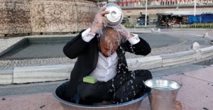 Aydın Aydın, Taksim'de Su İsrafına Dikkat Çekmek İçin Leğende Yıkandı