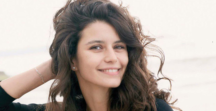 Beren Saat'in Kıyafeti Sosyal Medyayı İkiye Böldü