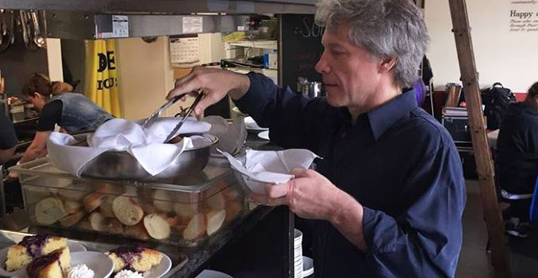 Jon Bon Jovi İhtiyacı Olanların Ücretsiz Doyabileceği 2 Restoran Açtı
