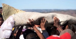 Madagaskar'da İlginç Gelenek! Ölülere Dans Ettiriyorlar