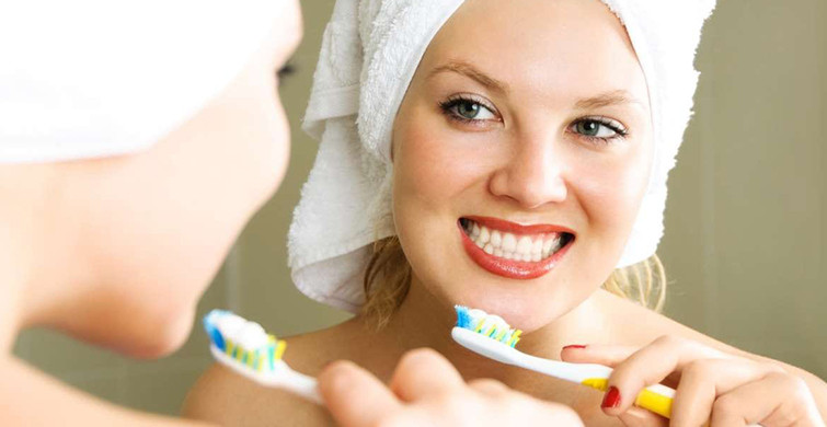Diş Beyazlatan 5 Doğal  Yöntem! Evdeki Malzemelerle Dişlerinizi Beyazlatın