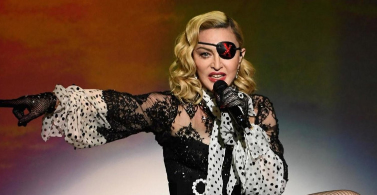 Dünyaca ünlü şarkıcı Madonna'ya tepkiler çığ gibi büyüyor: Tekerlekli sandalyedeki hayranını azarladı! ''Neden oturuyorsun? Ayağa kalk''