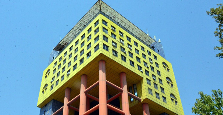 Kahramanmaraş'ta Dünyanın En Saçma Binası Yıkılıyor!