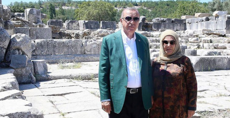 Emine Erdoğan Yeni Şal Bağlama Stili ile Dikkat Çekti