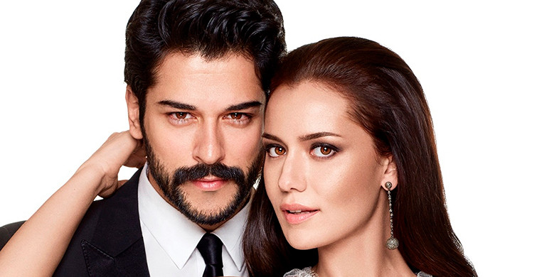 Burak Özçivit ile Fahriye Evcen Aşk Pozuyla Dikkat Çekti