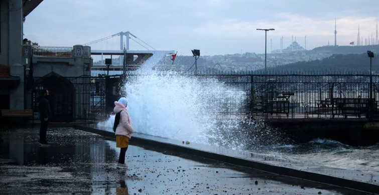 İstanbul'da Etkili Olan Fırtına Hayatı Olumsuz Etkiliyor