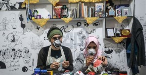 Gazzeli Sanatçılar, Coronavirüsle Mücadele İçin Maskeleri Eğlenceli Hale Getiriyor