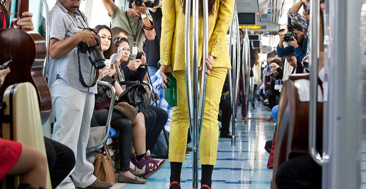 Giydikleriyle Modanın Cenazesini Üzerinde Taşıyan İnsanlardan 15 Metro Manzarası