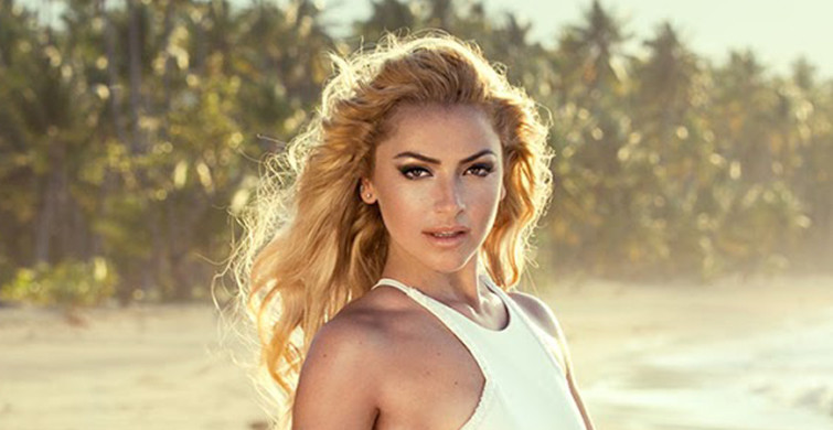 Hadise'den Derin Dekolteli Pozlar