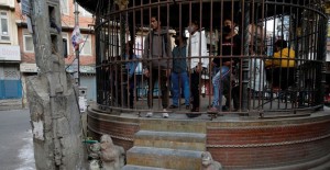 Nepal'de Sokağa Çıkma Yasağına Uymayanlar Kafese Konuldu