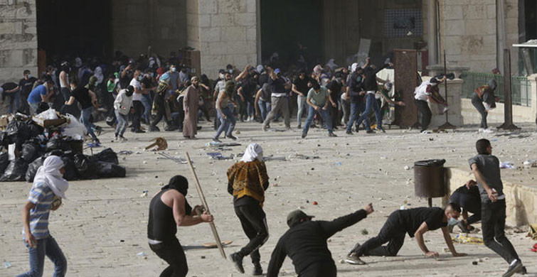 İsrail Polisi Bir Kez Daha Mescid-i Aksa’daki Filistinlilere Saldırdı