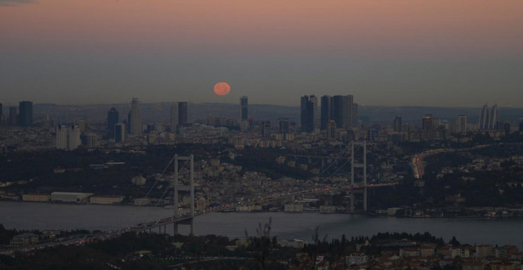 İstanbul'da eşsiz dolunay görüntüsü fotoğraflandı: İşte o anlar...