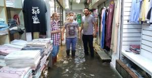 İzmir'de Sağanak, Su Birikintileri ve Baskınlarına Sebep Oldu