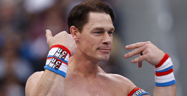 John Cena sahneye çıplak çıktı: Konuşma yapacakken üstüne perde giydirildi!