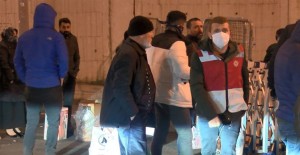 İstanbul'da Karantinada Kalanlara Yakınları Eşya Getirdi