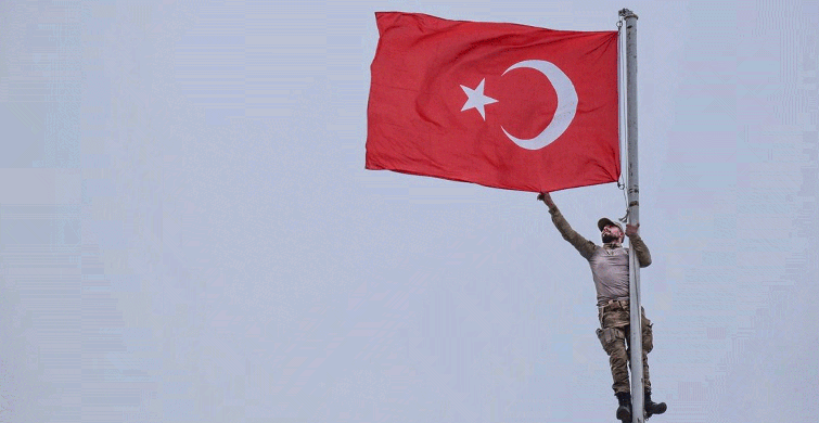 Kars'ta Beş Yıldır Şehitler Anısına Dev Türk Bayrağı Dalgalandırılıyor