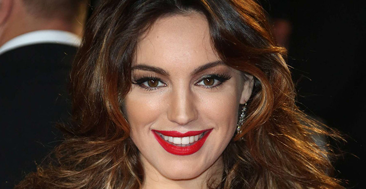 Kelly Brook, Mayosuyla Karın İçinde Gezdiği Anları Paylaştı