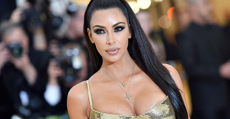  İç Elbisesiz Metalik Kıyafet Giyen Kim Kardashian ve Eşi Katıldıkları Davette Tarzlarıyla Dikkat Çekti