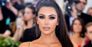 Kim Kardashian Paris Moda Haftası'nda Tercih Ettiği Lateks Kıyafeti Nasıl Giydiğini Paylaştı