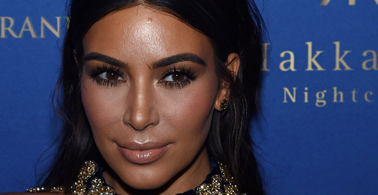 Kim Kardashian Dekolteli Pozu İle Sosyal Medyayı Salladı