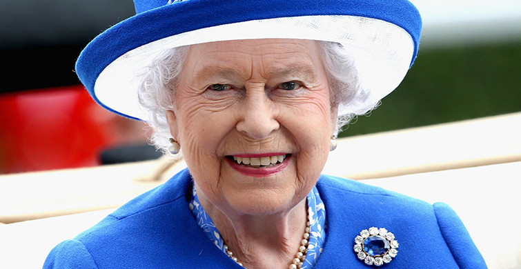 Kraliçe Elizabeth'in Elindeki Detay İngilizleri Ayağa Kaldırdı!