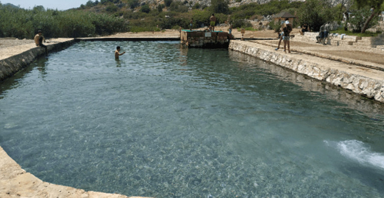 Kükürtlü Su Havuzunun Ününü Duyan Antalya’ya Geliyor Ama Bir Dakikadan Uzun Kalamıyor