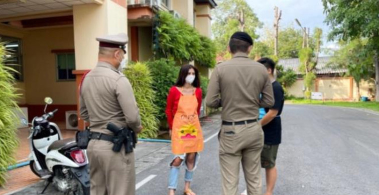 Kuzey Tayland’da pankek dükkanında çalışan kadın giydiği kıyafetler yüzünden gözaltına alındı
