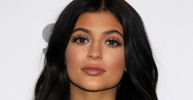 Kylie Jenner Kozmetik Markasını Neden Sattı?