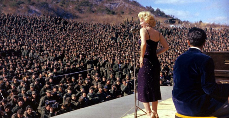 Marilyn Monroe Kore'de Konser Verdi! Tarihten En İlginç Kareler