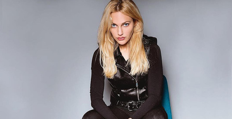 Meryem Uzerli Transparan Elbisesinden Sonra Bacak Dekolteli Elbisesinden İç Çamaşırını Gösterdi