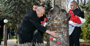 Bahçeli, Alparslan Türkeş'i Mezarı Başında Andı