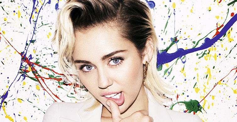 Miley Cyrus'tan Süper Minili Pozlar