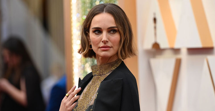Natalie Portman, Oscar Ödülleri Töreni’nde Giydiği Kıyafetle Dikkat Çekti