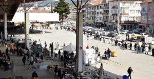 Burdur'da Pazara Giden Vatandaşlar Sosyal Mesafe Kuralına Uydu