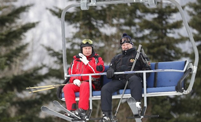 Rusya Devlet Başkanı Putin Kayak Performansı İle Gençlere Taş Çıkarttı