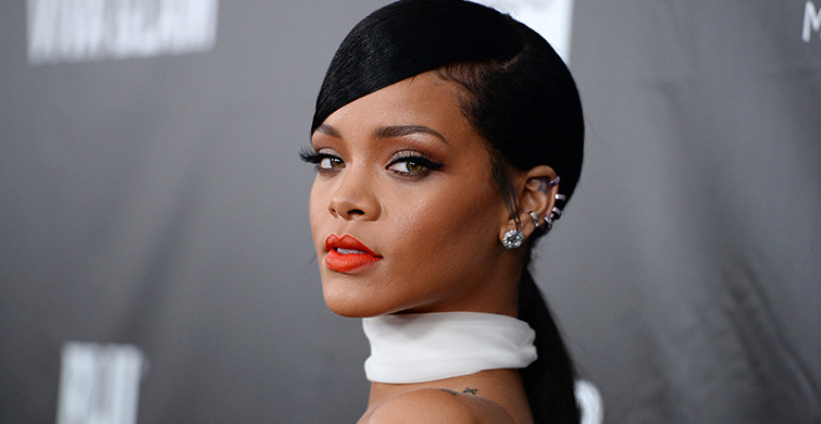 Rihanna Siyah Bikinisiyle Göz Kamaştırdı